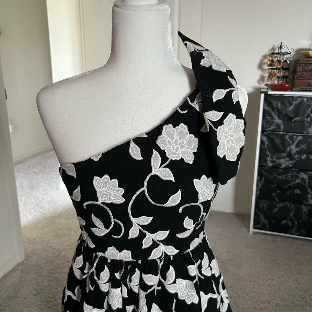 SOLD - EUC Anthropologie Black White Floral Dress - Size 6 - Picture 7 of 10